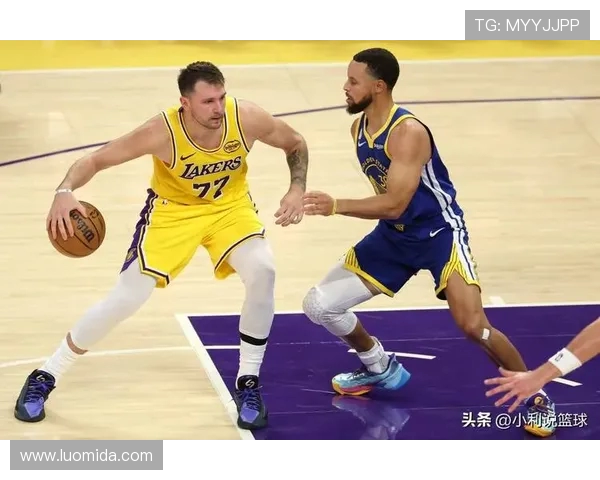 半场战报狄龙狂砍23分布克意外伤退太阳领先湖人14分东契奇27分老詹仅得4分